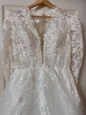 Elegant Long-Sleeve White Lace Wedding Dress with Deep V Bodice